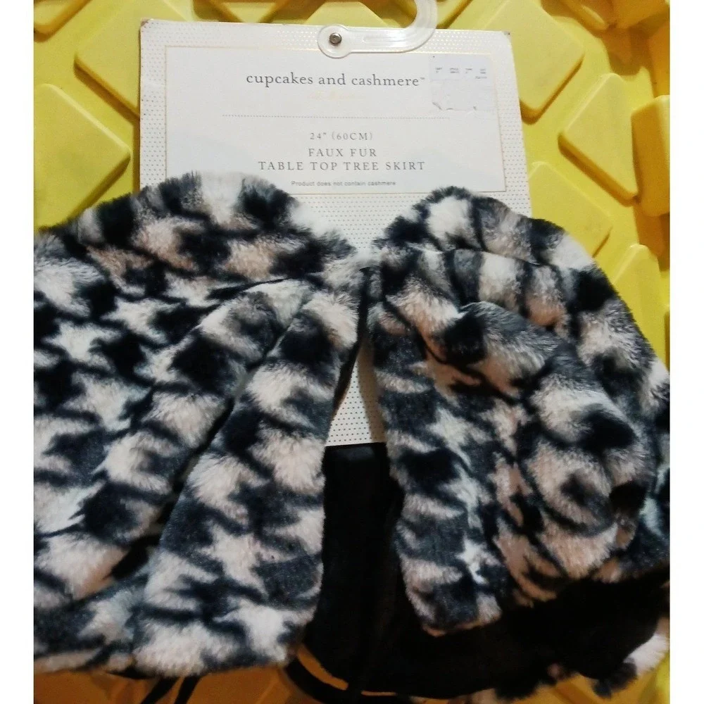 NEW Cupcakes & Cashmere Houndstooth 24